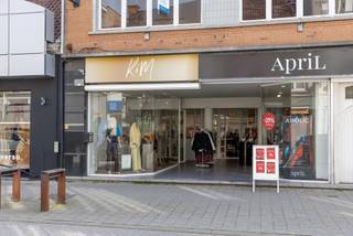 <p>Handelsgelijkvloers te koop, uitstekend gelegen in de Boomstraat, het commerciële hart van Bornem. Dit pand bevindt zich tussen het Kardinaal Cardijnplein en de Ruiterstraat, op wandelafstand van de parking in de Achterweidestraat. De L-vormige gaanderij met etalage zorgt voor een sterke visibiliteit en een aantrekkelijke presentatie. Het pand heeft een totale oppervlakte van ca. 170 m² en omvat een etalageruimte (ca. 20 m²), een ruime winkelruimte (ca. 65 m²), een bureel met kitchenette (ca. 17 m²), een toilet en technische ruimte (ca. 5 m²), alsook een praktische stockageruimte (ca. 40 m²). Het pand is momenteel verhuurd en vormt daardoor een interessante opportuniteit als investering. Er zijn afzonderlijke tellers voor elektriciteit, water en gas, en er zijn geen gemeenschappelijke kosten. Gelegen in een levendige winkelomgeving met diverse retailers in de directe nabijheid. Meer info: www.winkeleninbornem.be  Voor verdere inlichtingen, neem vrijblijvend contact op via 03/283 84 84 of via gert@ax-quality.be</p>