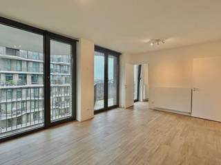 <p>Instapklaar éénslaapkamerappartement van ca 54 m² in de hoogstaande residentie Cadiz. De Cadixwijk op het Eilandje is een nieuwe, gezellige woonwijk tussen de dokken en het groen en mag reeds tot de hipste wijken van Antwerpen gerekend worden. Bovendien heeft u in het gebouw op de gelijkvloerse verdieping een Delhaize supermarkt en zijn er op wandelafstand tal van restaurants en gezellige cafeetjes. Residentie Cadiz is een hedendaags en ecologisch woonproject wat u ongetwijfeld zal merken in de lage energiekosten.<br /><br />Het appartement is doorlopend afgewerkt met een moderne parkettegel, die de gezelligheid en uitzicht van parket combineert met het onderhoudsgemak van een tegel.<br /><br />U betreedt het appartement via een inkomhal met apart toilet. De leefruimte is mooi licht dankzij de grote en kamerhoge raampartijen. Aansluitend aan de leefruimte is de open keuken in L-vorm, voorzien van koelkast met vriesvak, vitrokeramisch kookvuur, oven en vaatwasser. Een aparte berging beschikt over de aansluitingen voor wasmachine en droogkast.<br /><br />Grote troef van het appartement is ongetwijfeld het terras van ca 8 m² waar u zorgeloos kan genieten van alle rust. Van hieruit kijkt u bovendien uit op de groene binnentuin van de residentie.<br /><br />De slaapkamer kan gebruikmaken van een moderne badkamer met lavabo en ligbad.<br /><br />Een ruime kelderberging is reeds begrepen in de huurprijs. <br /><br />Gemeenschappelijke lasten: 120 Euro per maand.<br />Alle nutsvoorzieningen (gas, water en elektriciteit) zijn privé op te nemen door de huurder.<br /><br />Beschikbaar vanaf 1 februari 2026.</p>