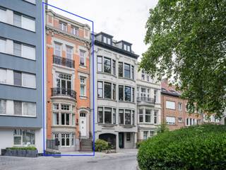 <strong>Oostende – ‘Les Hirondelles’: statige eclectische burgerwoning met handelsruimte en drie appartementen.</strong><br /><br />Aan het charmante en groene Prinses Clementinaplein bevindt zich ‘Les Hirondelles’, een uitzonderlijke eclectische burgerwoning die elegantie, karakter en investeringspotentieel moeiteloos combineert. Dit unieke opbrengstpand omvat een <strong>handelsgelijkvloers en drie stijlvolle appartementen</strong> en wordt in zijn geheel aangeboden.<br /><br />In 2014 werden alle entiteiten met veel zorg, liefde en respect voor de authentieke architectuur volledig gerenoveerd. De prachtige gevel, de verfijnde details en de warme sfeer geven het gebouw een uitgesproken karakter en een tijdloze uitstraling.<br /><br />De ligging is een absolute troef: centraal, vlot bereikbaar en residentieel, met het strand op slechts tien minuten wandelen. Het uitzicht op het groene Prinses Clementinaplein zorgt bovendien voor een aangename, rustige woonomgeving midden in de stad.<br /><br />Het gebouw omvat een handelsgelijkvloers, een éénslaapkamerappartement op de eerste verdieping, een éénslaapkamerappartement op de tweede verdieping met een romantisch balkon en prachtig zicht op het park, en een ruime duplex op de derde verdieping met twee slaapkamers.<br /><br /><strong>Elke entiteit ademt charme en authenticiteit uit, met een verfijnde uitstraling die doet denken aan de sfeer van een Parijs herenhuis. ‘Les Hirondelles’ is dan ook een zeldzame opportuniteit voor wie op zoek is naar een karaktervol vastgoedproject op een toplocatie in Oostende.</strong>