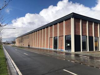 Recent gerenoveerd magazijn met uitstraling op Slachthuislaan van ca 1.907m², met prima zich locatie, te huur in Antwerpen.<br />De hal heeft een vrije hoogte van ca 10,85m.<br />Het magazijn beschikt over 2 sectionale poorten, waarvan één aan de rechterkant en één aan de linkerkant.<br />Kantoren zijn ingebouwd voor ca. 200m² in het magazijn.<br />Strategisch goed gelegen in het Noorden van Antwerpen, vlakbij de E19 en de Antwerpse Ring.