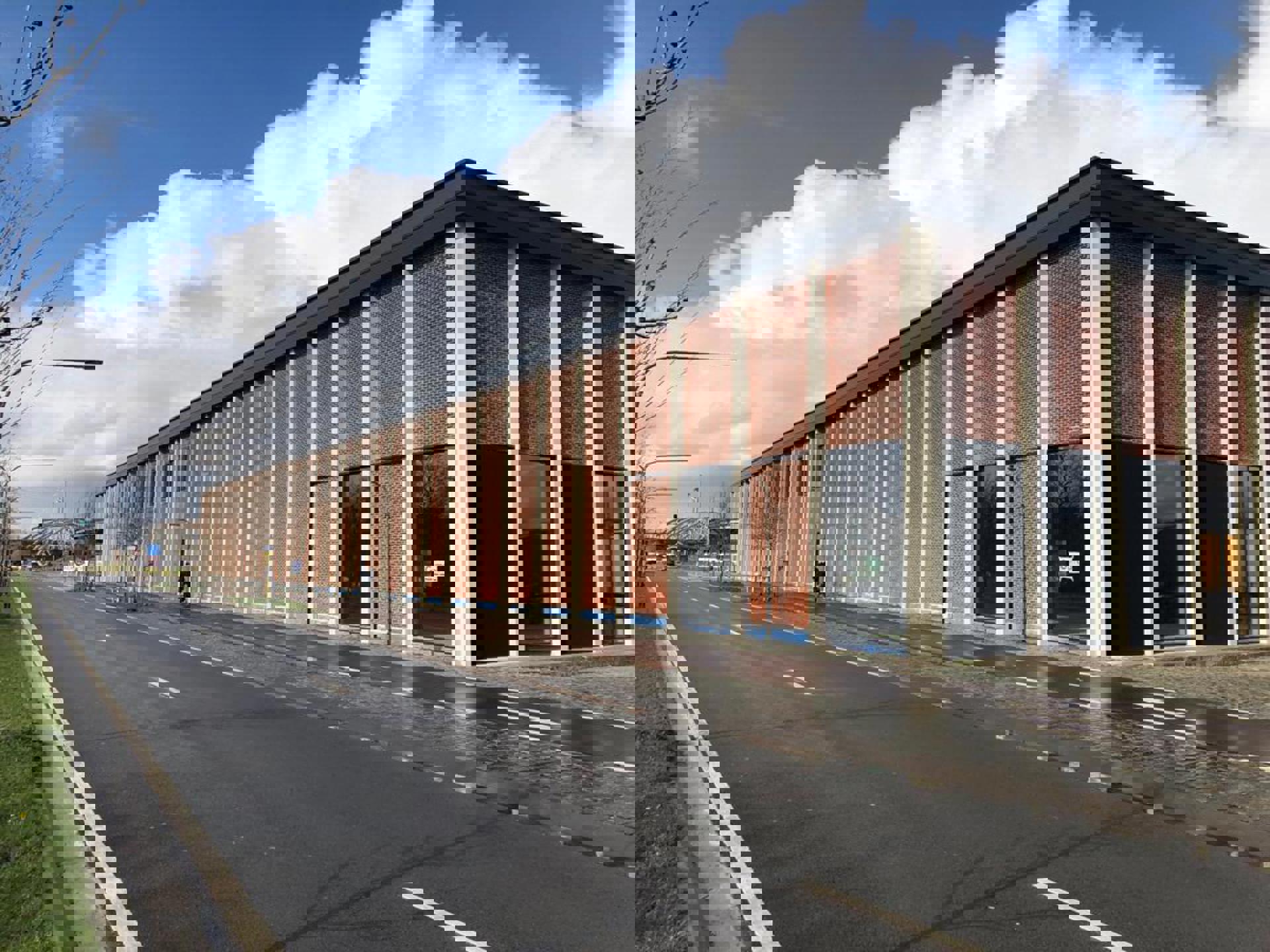 Magazijn ca 1.907m² met zichtlocatie en 2 sectionaal poorten - foto 1