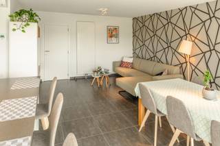Welkom in de Adrien Van Roeyenstraat 27 b0201 te Zwijndrecht. Dit appartement is gelegen vlakbij het centrum, winkels, invalswegen en het...