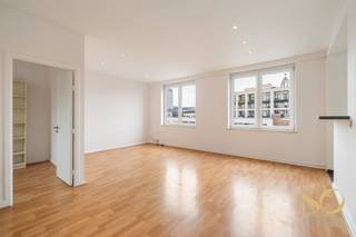 In het prestigieuze Monnaie Building, aan de Wolvengracht, stelt So Estates u deze lichtrijke studio op de 8e verdieping met lift ontdekken. Het pand bestaat uit een woon-/eetkamer van 29 m² die baadt in het licht dankzij de grote ramen met een mooi open uitzicht over de stad, een bureau van 8 m², een uitgeruste keuken van 6,5 m², een badkamer met dubbele wastafel en ligbad van 6,5 m², een afzonderlijk toilet en een inkomhal met kastruimte. Het pand beschikt over vloerverwarming, PVC-ramen met dubbele beglazing, een lift en een dak dat in 2025 volledig werd gerenoveerd en geïsoleerd. Op technisch vlak heeft het pand een EPC-label E en is de elektrische installatie niet conform. De lasten bedragen 216€ per maand (gemeenschappelijke delen, syndicus, verzekering, privatief water en verwarming), aangevuld met 83 € per maand voor het reservefonds. De onroerende voorheffing bedraagt 1.087 €. Mogelijkheid tot aankoop van een autostaanplaats in de Zandstraat. Ideaal gelegen op een steenworp van het Muntplein, het openbaar vervoer, de winkels en alle voorzieningen van het stadscentrum, vormt dit goed een mooie opportuniteit in het hart van Brussel. IDEAAL VOOR IEDEREEN.