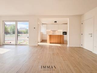 Renovated house with 4 full bedrooms, 2 bathrooms, indoor garage and south-west facing garden in Moerkerke.Thanks to its convenient location in...