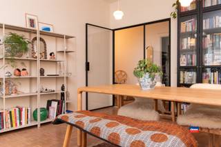 <p><span>2018 ANTWERPEN | RUIM, INSTAPKLAAR APPARTEMENT MET DRIE SLAAPKAMERS EN TERRAS GELEGEN OP TOPLOCATIE | BEWOONBARE OPPERVLAKTE 105m² | EPC A | </span></p><p><span>Indeling als volgt : inkomhal met vestiaire, toilet en wasplaats - ruime woonkamer - gesloten, geïnstalleerde keuken met toegang tot terras - nachthal - badkamer met inloopdouche, lavabomeubel en ventilatie - 3 slaapkamers met toegang tot het terras - kelderberging mee inbegrepen.</span></p><p><span> </span></p><p><span>Maandelijkse kosten bedragen 270 EURO (provisie verwarming, water, minuterie, syndicus, blokpolis, onderhoud, conciërge,...).</span></p><p><span>Mogelijkheid om de huur van een autostaanplaats mee over te nemen!</span></p><p><span> </span></p><p><span>Het appartement is gelegen op een TOPLOCATIE, vlakbij het stadspark, gezellige koffiebars, restaurants, openbaar vervoer, scholen en winkels.</span></p>