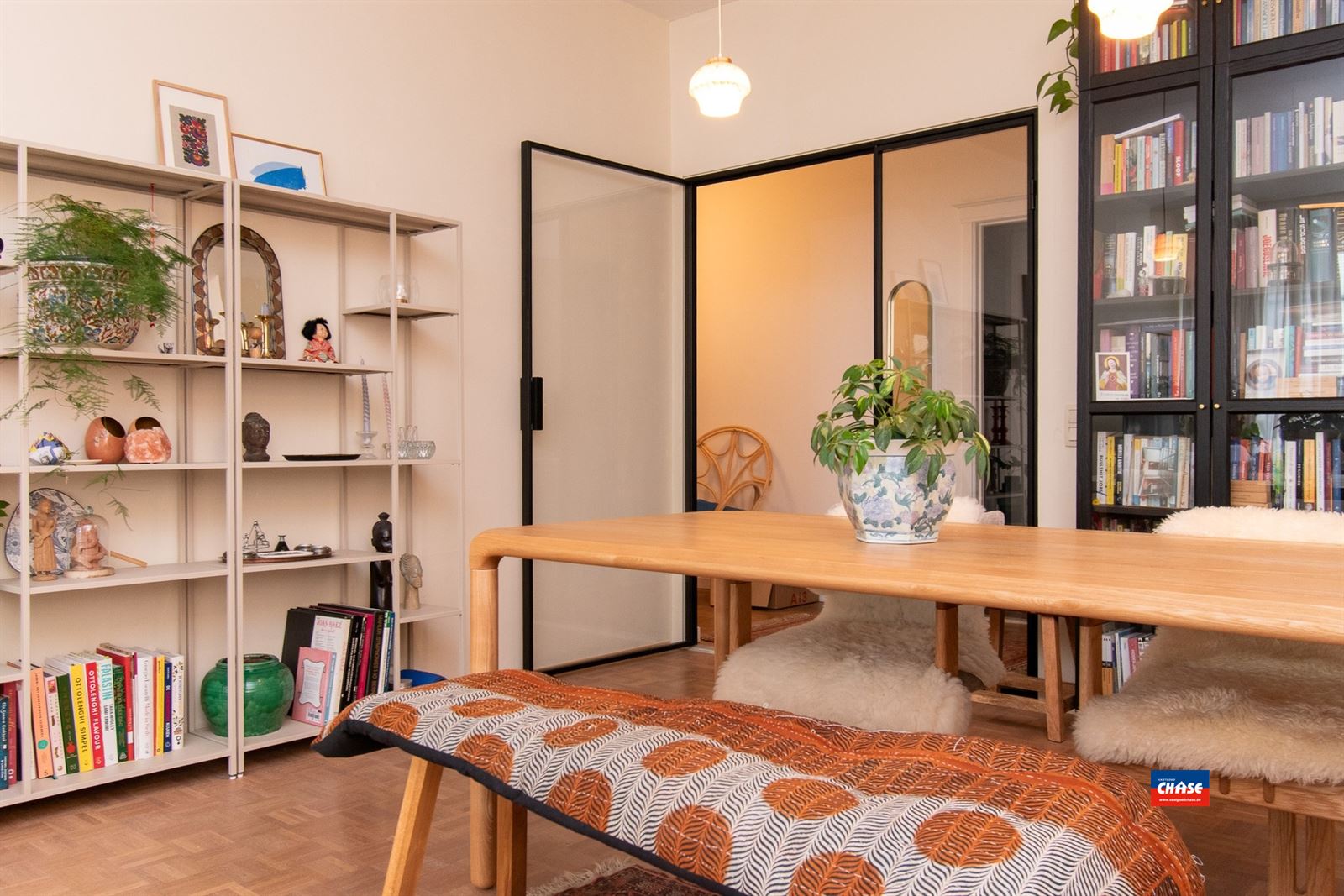 RUIM, INSTAPKLAAR APPARTEMENT MET DRIE SLAAPKAMERS EN TERRAS GELEGEN OP TOPLOCATIE - foto 2