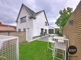 Asse (Asse-Ter-Heide) : IMMO STORE stelt u deze woning voor die dateert uit de SIXTIES maar werd GERENOVEERD vanaf 2019. Dit pand staat op een ZUIDGERICHT perceel van +/- 3a50ca en ademt WARMTE en GEZELLIGHEID uit dankzij de zorgvuldig gekozen materiaalkeuze. Op het gelijkvloers bevinden zicht inkomhal, een RUIME zithoek voorzien van een PELLETKACHEL en de PRAKTISCH VOLLEDIG INGERICHTE keuken met ONTBIJTHOEK. De GROTE badkamer bevindt zich eveneens op het gelijkvloers. De verdieping telt 2 SLAAPKAMERS. Mits het creëren van een gang kan er een DERDE SLAAPKAMER toegevoegd worden. De 215 m² GROTE WERKPLAATS maakt dit pand UNIEK in zijn soort en biedt heel wat POTENTIEEL. Garage. Deze woning is - IN HUIDIGE TOESTAND - uiterst geschikt, voor KEINERE GEZINNEN - COTTAGE LIEFHEBBERS - die voordeel halen bij de ATELIER. +++ GOEDGEKEURDE ELEKTRISCHE INSTALLATIE +++ EPC 'D' +++ Nabij CENTRUM Asse met al zijn FACILITEITEN ! Meer info of een pandbezoek? Bel IMMO STORE op 02 203 03 03.