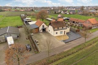 INDELINGGELIJKVLOERSInkomhal met trap naar de verdieping. Woonkamer met veel lichtinval, ingedeeld in eethoek en salon en voorzien van ingemaakte...