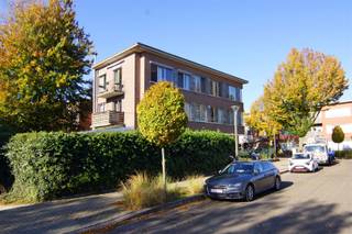 <p><span>Modern en trendy appartement met terras op de 1</span><span><sup>ste</sup></span><span> verdieping, op centrale locatie. </span></p><p><span>Ideaal gelegen t.o.v. verbindingswegen en  openbaar vervoer.</span></p><p><span>Het appartement omvat een ruime en lichte leefruimte met een ingerichte open keuken met toestellen. De centrale hal heeft een gastentoilet, volledig vernieuwde badkamer (douche) en 3 slaapkamers. <br /><br /></span></p><p><span>EXTRA: Lage verbruikskosten, geen maandelijkse lasten.</span></p><p><span> </span></p><p><span>Garage bij te huren aan €65 per maand.</span></p>