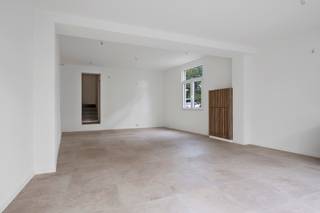 Op een toplocatie, vlakbij de historische Kruispoort, vindt u deze volledig gerenoveerde stadswoning die authenticiteit en modern wooncomfort perfect combineert.<br />Alle voorzieningen zoals winkels, scholen, openbaar vervoer en gezellige restaurants liggen binnen handbereik. Ook de stadsring en de verbindingswegen zijn vlot bereikbaar, wat deze woning perfect maakt voor wie het beste van de stad wil combineren met een goede bereikbaarheid.<br /><br />Indeling van de woning<br />op het gelijkvloers: <br />- lichtrijke leefruimte<br />- ingerichte keuken <br /><br />op de eerste verdieping: <br />- ruime slaapkamer<br />- badkamer met douche en bad<br /><br />ruime zolder<br /><br />Troeven van deze woning:<br />- mogelijkheid tot 2 extra slaapkamers en badkamer op de zolderverdieping<br />- prachtige ligging aan de kruispoort<br />- onmiddellijk beschikbaar!<br /><br />De vermelde prijs is een richtprijs, elk bod boven of onder deze prijs wordt voorgelegd aan de eigenaar die er al dan niet kan op ingaan. <br /><br />Mis dit pareltje niet en vraag uw bezoek aan via 0475 26 18 01 of luc.devroe@acasa.immo