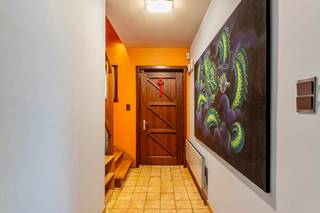 Deze ruime woning is gelegen in een rustige, doodlopende straat in Rotselaar. In de nabije omgeving vindt u winkels, scholen, openbaar vervoer en recreatiemogelijkheden zoals de bekende Plas van Rotselaar en diverse wandel- en fietsroutes. Ook is er een zeer vlotte verbinding met de autostrade en met Leuven.<br /><br />De woning biedt een bewoonbare oppervlakte van 208 m² en is praktisch ingedeeld. Op het gelijkvloers bevindt zich een lichtrijke living met zithoek (voorzien van kachel en airco) en eetplaats, een open keuken en een veranda met directe toegang tot de tuin. Verder zijn er een inkomhal, apart toilet, badkamer met douche en dubbele wastafel, twee slaapkamers (waarvan één met airco) en een garage.<br /><br />De eerste verdieping omvat drie bijkomende slaapkamers (waarvan één met airco), een nachthal, een apart toilet, een ruime badkamer met ligbad, douche en dubbele wastafel, en een handige bergruimte.<br /><br />Buiten geniet u van een terras van 10 m², afgewerkt met klinkers, en een ruime tuin op een perceel van 8a83ca. Daarnaast zijn er een carport, tuinhuis en hondenhok aanwezig.<br /><br />De woning is uitgerust met airco, zonnepanelen (7.300 Wp), een thuisbatterij en een warmtepompboiler, en is bovendien asbestveilig. Een ideale gezinswoning op een aantrekkelijke locatie.<br /><br />Interesse? Contacteer ons vandaag nog voor een bezichtiging en ontdek de mogelijkheden!<br /><br />Bijkomende info (EPC, bodemattest, elektriciteit,...) kan U hieronder downloaden ↓