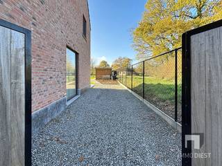 NIEUWBOUWWONING DICHTBIJ CENTRUM TESSENDERLO Dit is een aantrekkelijke nieuwbouw woning gelegen in Tessenderlo, met een totale bewoonbare oppervlakte...