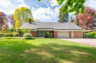Gelegen in het gegeerde Schotenhof, bevindt zich deze degelijk gebouwde en uitstekend onderhouden villa.<br /><br />De woning heeft een bewoonbare oppervlakte van maar liefst 415m² en is gelegen op een prachtig perceel van 2.440m² met een straatbreedte van 35 meter.<br /><br />Binnenin biedt de woning een logische en ruime indeling met een lichtrijke leefruimte met haard, een aparte keuken met bijkeuken/wasplaats, een bureauruimte en een inpandige garage voor 2 wagens.<br /><br />Verder zijn er 5 volwaardige slaapkamers en 2 badkamers, aangevuld met een ruime zolder die nog tal van mogelijkheden biedt.<br /><br />Unieke troef is de praktijkruimte, volledig geïntegreerd maar met een aparte inkom. Deze bestaat uit een wachtruimte, spreekkamer en twee behandelkamers, ideaal voor een vrij beroep of zelfstandige activiteit aan huis. Ook parking werd aangelegd voor een vlotte toegankelijkheid. <br /><br />Buiten wacht een prachtig zonnig perceel, omringd door een rustige, groene omgeving met veel privacy. <br /><br />Technisch is de woning volledig up-to-date; het dak werd recent vernieuwd, de elektrische installatie is conform en met een energielabel B werd ook de energetische upgrade zeker niet vergeten. <br /><br />Een ideale eigendom voor wie op zoek is naar ruimte, een sterke ligging en de combinatie wonen/werken.<br /><br />Interesse? Contacteer ons voor meer informatie of een bezoek.<br /><br />(opp. ref. EPC)
