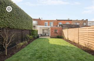 Topgelegen op te frissen rijwoning met 3 slaapkamers en garage in de gegeerde Sint-Elisabethwijk.<br /><br />De woning omvat een inkomhal met apart toilet, een ruime leefruimte, keuken en handige berging. <br />In de kelderverdieping bevinden zich de garage en extra bergruimte. Op de eerste verdieping zijn er 3 slaapkamers en een badkamer.<br /><br />Verder is er een leuke stadstuin met tuinhuis. Dankzij de vlotte verbinding naar het centrum van Kortrijk, de E17 en diverse invalswegen is dit een ideale woning voor wie centraal én rustig wil wonen.<br /><br />Meer info of plan je bezoek via WWW.IMMOBEGUIN.BE of info@immobeguin.be