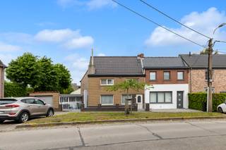 Deze woning werd opgetrokken in 1957 maar heeft in tussentijd al enkele aanpassingen gekend. De bewoonbare oppervlakte bedraagt 126m², exclusief...