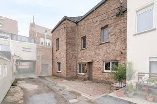 This charming house in Lembeek has undergone an almost complete renovation and now offers a comfortable and pleasant living environment. The...