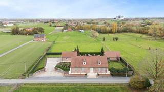 Deze exclusieve villa is in 2014 gerealiseerd op een terrein van 2316 m2. De villa bevindt zich in een schitterende landelijke groene setting.De...