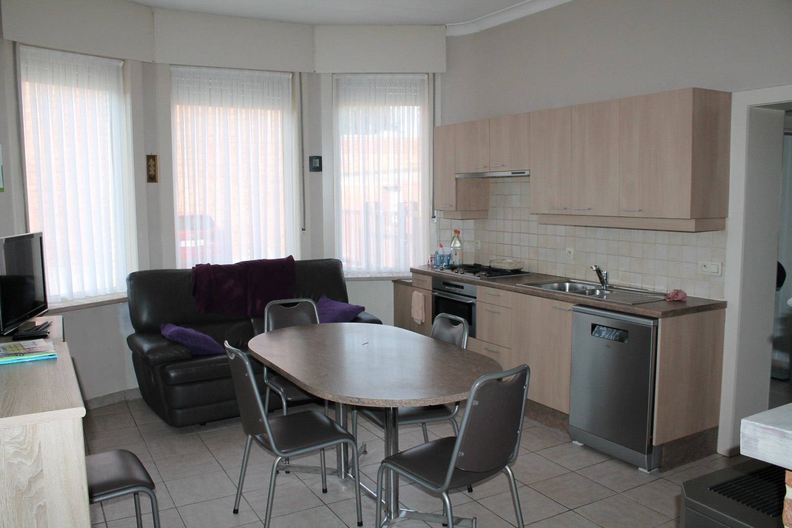 Grote en stevige woning, met garages, bergruimte en tuin op 1.324m² - foto 4