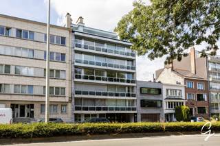 <p>Te koop te Aalst.<br />Op zoek naar een ruim en verzorgd appartement met een centrale ligging in Aalst? Dit aangename appartement beschikt over drie slaapkamers, twee garages, een ruime kelderberging en een bijzonder groot terras van maar liefst 68 m².<br />Bij het betreden van het appartement komt u in een mooie en ruime inkomhal die toegang biedt tot de verschillende leefruimtes. Etr. De ruime living geniet van een aangename lichtinval en sluit rechtstreeks aan op de geïnstalleerde keuken, waardoor beide ruimtes mooi met elkaar verbonden zijn.<br />Het appartement beschikt over drie volwaardige slaapkamers. Een bijzonder aangenaam gegeven is dat alle drie de slaapkamers rechtstreeks toegang bieden tot het ruime terras van 68 m². De grootste slaapkamer is voorzien van een extra toilet.Het terras is perfect zuidwestgericht, waardoor u hier volop kunt genieten van de namiddag- en avondzon. De automatische luifel zorgt bovendien voor de nodige beschutting op zonnige dagen.<br />De badkamer werd recent vernieuwd en is uitgerust met een moderne inloopdouche.<br />Ook aan het comfort werd de nodige aandacht besteed: de ramen van het appartement werden recent vernieuwd, zoals ook de inbraakveilige voordeur en de twee volautomatische garagepoorten.<br />Verder beschikt het appartement over maar liefst twee garages. Eén van de garages is rechtstreeks bereikbaar via het terras, wat bijzonder praktisch is voor het binnenbrengen van fietsen, boodschappen of andere spullen. Daarnaast is er in de kelder een ruime private berging aanwezig, ideaal voor extra opslagruimte.<br />Dankzij de centrale ligging in Aalst bevinden winkels, scholen, openbaar vervoer en diverse voorzieningen zich op korte afstand. Een appartement dat ruimte, comfort en een uitzonderlijke buitenruimte combineert en bovendien beschikt over twee garages en een ruime kelderberging.<br />Bent u op zoek naar een ruim appartement met drie slaapkamers, een groot zuidwestgericht terras, twee garages en extra bergruimte in een centrale ligging te Aalst? Dan is een bezoek zeker de moeite waard.<br />Contacteer collega Bernhard 0476 022 089 of bernhard@cornelis-goeman.be</p>
