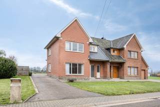 Deze halfopen woning combineert een uitstekende ligging met ruimte en potentieel. Gelegen vlak bij het centrum van Borgloon, maar met open velden als achterbuur, geniet je hier elke dag van rust, licht en privacy.<br /><br />Binnenin vind je een ruime leefruimte met airco, aansluitend op de keuken en veranda, waar het aangenaam vertoeven is met zicht op het groen. Achteraan beschikt de woning over een groot terras, een garage en een lange oprit met plaats voor meerdere wagens — comfortabel en praktisch in het dagelijkse leven.<br /><br />De woning is deels onderkelderd en biedt op de verdieping drie volwaardige slaapkamers (12,97 m² – 14,58 m² – 15,06 m²). Daarnaast is er een extra berging die perfect kan worden ingericht als tweede badkamer of wasruimte, én een zolder bereikbaar via de nachthal.<br /><br />Het dak is deels geïsoleerd en de spouwmuren volledig geïsoleerd. De woning heeft een EPC-label E, waardoor een renovatieverplichting van toepassing is. Dit maakt het pand bijzonder geschikt voor wie gericht wil renoveren en de woning volledig naar eigen smaak wil optimaliseren.<br /><br />Wens je meer info of wil je een bezichtiging inplannen contacteer dan Manu op:<br />📱 04 71 72 34 13<br />✉️ manu.maesen@living-stone.be