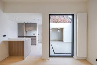 BEZOEKMOMENT ZATERDAG 31/10 VAN 10:00u-13:00u NA RESERVATIE <br /><br />Op zoek naar een woning waar je zonder zorgen je intrek kan nemen? Deze instapklare woning in het centrum van Hamme combineert comfort, ruimte en een uitstekende ligging. Supermarkten, scholen en banken bevinden zich op wandelafstand. Ook de N41 (400 m) en de E17 (2,5 km) zijn vlot bereikbaar.<br /><br />Binnenin geniet je van een volledig ingerichte keuken met alle toestellen en een prachtige, op maat gemaakte draaitrap die meteen in het oog springt. Op de verdieping bevinden zich twee ruime slaapkamers met aangename lichtinval en een bijzonder ruime badkamer met dubbele wastafel, riante inloopdouche en aansluitingen voor wasmachine en droogkast. Daarnaast beschikt de woning over twee toiletten, waarvan één op het gelijkvloers.<br /><br />Ook energetisch zit je goed, met een EPC-label B (156 kWh/m² jaar). Buiten vind je een aangename buitenruimte met plaats voor een gezellige, overdekte lounge, gemakkelijk bereikbaar via de zijingang.<br /><br />Kortom, de ideale woning voor wie comfortabel en centraal wil wonen zonder zich nog zorgen te maken over verbouwingen. Meubels plaatsen en genieten, want deze woning is helemaal klaar voor haar volgende eigenaar!<br /><br />Wil je deze woning bezichtigen schrijf je dan in op het bezoekmoment op onze website of bel tijdens de kantooruren naar 052 46 38 03.