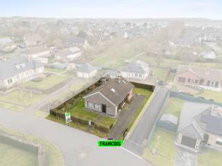 Deze charmante villa is gelegen in een rustige straat van een residentiële villawijk in Blankenberge. De woning bevindt zich in de onmiddellijke nabijheid van het grootwarenhuis Delhaize en op wandelafstand van het strand, sportcentra en het skatepark. Het commerciële centrum, scholen en het openbaar vervoer zijn vlot bereikbaar met de fiets.<br /><br />Via de inkomhal betreedt u de lichtrijke woonkamer, waar grote raampartijen zorgen voor een aangenaam zicht op de tuin en een overvloed aan natuurlijk licht. De zonovergoten tuin biedt optimale privacy en is de ideale plek om in alle rust te genieten. Bovendien is er een degelijk tuinhuis aanwezig.<br /><br />Op het gelijkvloers vinden we verder een keuken met basiscomfort en een praktische berging. Daarnaast beschikt deze verdieping over drie volwaardige slaapkamers en een badkamer. Achteraan de woning bevindt zich een ruime garage met automatische poort. De inpandige garage wordt aangevuld met een handige oprit waar plaats is voor maar liefst drie wagens.<br /><br />De bovenverdieping wordt momenteel niet benut en biedt tal van mogelijkheden. Deze polyvalente ruimte kan volledig naar eigen wens worden ingericht, wat het potentieel van deze woning alleen maar vergroot.<br /><br />De woning wordt verwarmd via centrale verwarming op aardgas en is uitgerust met dubbele beglazing in houten schrijnwerk.<br /><br />Dankzij de uitstekende ligging en het grote uitbreidings- en renovatiepotentieel is deze villa uitermate geschikt voor een actief gezin dat op zoek is naar rust, ruimte en mogelijkheden.<br /><br />Laat u verrassen door deze unieke opportuniteit en plan vandaag nog uw bezoek!<br /><br />