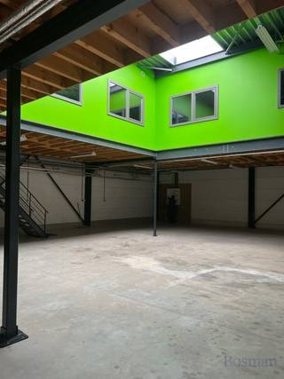 Centraal gelegen in Winkelomheide, vlakbij de ring van Geel bevindt zich dit ruime (232 m²) magazijn met 2 bijhorende parkeerplaatsen. De op- en...