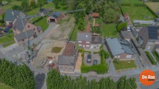 KIJKDAG ZAT. 13/06 VAN 10U TOT 12U (ENKEL OP AFSPRAAK)<br /><br />PAPEGEM - Bent u op zoek naar een instapklare woning met karakter, ruimte en een uitstekende bereikbaarheid? Dan is deze eigendom zeker een bezoek waard!<br /><br />Deze charmante woning is rustig gelegen, terwijl u toch geniet van een vlotte verbinding naar de E40 en de Gentsesteenweg. Winkels, scholen, openbaar vervoer en andere dagelijkse voorzieningen bevinden zich bovendien in de nabije omgeving.<br /><br />Op het gelijkvloers beschikt de woning over een ruime en lichtrijke woonkamer met eetplaats, een zeer verzorgde keuken, een comfortabele slaapkamer en een badkamer. Verder is er een gezellige zithoek die uitkijkt op het ruime terras en naadloos aansluit op de prachtig aangelegde tuin, waar het heerlijk vertoeven is in alle rust en privacy.<br /><br />De eerste verdieping omvat nog twee volwaardige slaapkamers, waardoor deze woning perfect geschikt is voor gezinnen, koppels of wie extra ruimte wenst voor een bureau of hobbykamer.<br /><br />Deze eigendom werd doorheen de jaren met de grootste zorg onderhouden en onderscheidt zich door haar warme, charmante uitstraling. De combinatie van ligging, onderhoudstoestand en wooncomfort maakt van deze woning een buitenkans binnen haar prijsklasse.<br /><br />Een uitzonderlijke opportuniteit voor wie op zoek is naar een verzorgde woning met karakter. Wacht niet te lang en plan vandaag nog uw bezoek!<br />De vermelde prijs is een richtprijs. Na ontvangst van de biedingen beslist de verkoper vrij om al dan niet over te gaan tot verkoop en aan welk bod. De richtprijs is niet bindend.