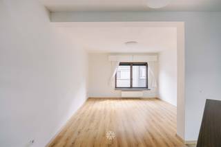 <p><span>LEDEBERG - Ruim duplex-appartement met een slaapkamer</span></p><p><span> </span></p><p><span>Gelegen in de Hilarius Bertolfstraat te Ledeberg, vinden we dit licht op te frissen duplexappartement. De ruime woonoppervlakte, praktische indeling en aangename lichtinval maken dit appartement een interessante opportuniteit op een centrale locatie.</span></p><p><span> </span></p><p><span> </span></p><p><span>Enkele troeven in een notendop: </span></p><ul><li><span>Centrale ligging</span></li><li><span>Volwaardige slaapkamer</span></li><li><span>Voorzien van airco</span></li><li><span>Zeer ruime leefruimte</span></li><li><span>Gemeenschappelijke fietsenberging</span></li><li><span>Geen gemeenschappelijke kosten</span></li><li><span>EPC Label B en conforme elektriciteit</span></li></ul><p><span> </span></p><p><span> </span></p><p><span>Indeling:</span></p><p><span>Eerste verdieping: Inkom, leefruimte met open keuken, voorzien van toestellen en apart toilet</span></p><p><span>Tweede verdieping: Tweede zithoek/bureau/mogelijk om te vormen tot aparte slaapkamer, volwaardige slaapkamer met kasten, berging en badkamer met wastafel, ligbad en toilet</span></p><p><span> </span></p><p><span> </span></p><p><span>Belangrijk: </span></p><p><span>Richtprijs: 295.000 EUR</span></p><p><span>EPC: 139 kWh/m² jaar (UC: 20190625-0002172681-RES-1)</span></p><p><span>Geen renovatieverplichting </span></p><p><span> </span></p><p><span>Interesse? Contacteer Axel Lenaerts makelaars voor meer info of een bezoek via <span>Laurens@axellenaerts.be</span></span><span> of 09 245 24 24</span></p><p><span> </span></p>