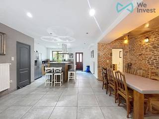 TE KOOP – Gelegen in het hart van Enghien, combineert deze prachtige woning uit 1850 de charme van het oude met modern comfort. Met een bewoonbare oppervlakte van ongeveer 225 m² zal ze liefhebbers van ruimte en authenticiteit zeker aanspreken.<br /><br />Van bij de inkom komt u binnen in een ruime en uitnodigende hal die leidt naar een grote leefruimte bestaande uit een lichtrijke woonkamer van ±35 m², een eetkamer van ±23 m² en een volledig uitgeruste keuken van ±18 m², met directe toegang tot het terras en de tuin. De buitenruimte van ongeveer 52 m² is een echte oase van rust zonder inkijk.<br />De gelijkvloerse verdieping omvat ook een apart toilet en een praktische wasruimte.<br /><br />Op de eerste verdieping geeft de nachthal toegang tot twee mooie slaapkamers, waarvan één van ±20 m² met een aansluitende dressing, en een tweede slaapkamer van ±17 m². Daarnaast is er een ruime badkamer met douche en bad.<br /><br />De tweede verdieping biedt drie extra slaapkamers, waarvan één met eigen douchekamer en toilet.<br /><br />Een kelder van ±17 m² vervolledigt het geheel.<br /><br />Aanvullende kenmerken: houten raamkozijnen met dubbele beglazing, parket op de verdieping, conform elektriciteitsattest en EPC C (nr. 20190114012026).<br />Een zeldzame kans in het stadscentrum, vlakbij alle voorzieningen, openbaar vervoer en winkels.<br /><br />Contacteer ons vandaag nog op 0472 86 31 60 of 02 770 31 33 en per mail via marie.g@weinvest.be