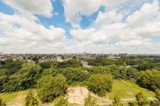 <p><span>Wakker worden met een panoramisch zicht over Antwerpen? </span></p><p><span>Dat kan in dit ruime tweeslaapkamerappartement op de twaalfde verdieping van een verzorgd gebouw aan de Rodekruislaan. Dankzij de grote raampartijen, het oostgerichte terras en de indrukwekkende vergezichten geniet je hier elke dag van licht, rust en ruimte. Voeg daar nog een topligging aan de stadsrand, een gunstig EPC en een optionele autostaanplaats (€12.500,00) aan toe, en je hebt een appartement met heel wat troeven.<br /><br /></span></p><p><span>Licht, ruimte en een uitzicht dat nooit verveelt</span></p><p><span>Met de lift bereik je de twaalfde verdieping, waar je binnenkomt in een ruime inkomhal met een ingemaakte vestiairekast met aansluiting wasmachine, videofoon en veiligheidsdeur. De hal leidt je naar de royale leefruimte van ca. 30 m². De kamerbrede ramen trekken meteen alle aandacht en laten het daglicht rijkelijk binnenstromen. De warme laminaatvloer en het adembenemende uitzicht over Antwerpen maken dit zonder twijfel de blikvanger van het appartement.<br />Aansluitend bevindt zich de verzorgde keuken met witte kasten, een inox werkblad, dubbele spoelbak, elektrische kookplaat, heteluchtoven, vaatwasser en een grote koelkast met diepvries. Er bevindt hier zich tevens nog een extra berging.<br /><br /></span></p><p><span>Twee slaapkamers met terras en zicht</span></p><p><span>Via de nachthal bereik je twee volwaardige slaapkamers van ca. 13 m² en ca. 16,5 m². Beide kamers liggen aan de rustige oostzijde en beschikken over elek rolluiken. De tweede geeft rechtstreeks uit op het ruime terras van ca. 8,5 m². Hier geniet je elke ochtend van de opkomende zon en een schitterend vergezicht over de stad.<br />De badkamer is uitgerust met een ligbad met douche, een lavabo met meubel en een verlichte spiegel. Daarnaast is er een apart gastentoilet.</span></p><p><span> </span></p><p><span>Groen wonen op een toplocatie</span></p><p><span>De Rodekruislaan combineert het comfort van rustig wonen met de voordelen van de stad. Voor de deur ligt een groot groengebied met speeltuin en wandelpaden. Ook het Te Boelaerpark, Berchem station, winkels, scholen, openbaar vervoer en de Ring bevinden zich op korte afstand. Hierdoor woon je hier bijzonder centraal, zonder in te boeten aan rust.</span></p><p><span> </span></p>