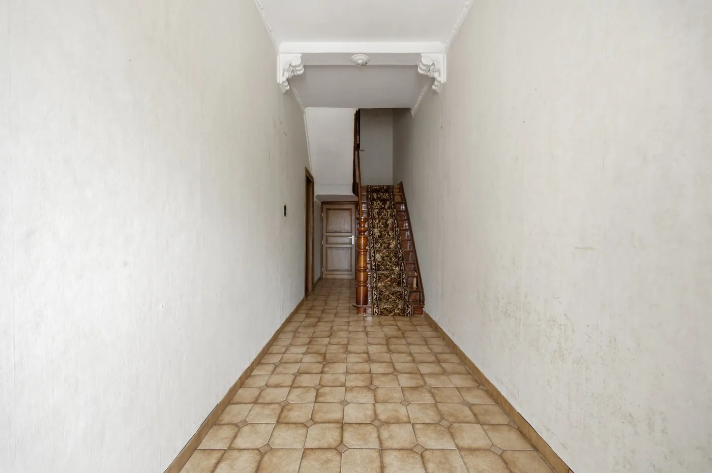 Ruime te renoveren rijwoning met ontzettend veel potentieel. - foto 4