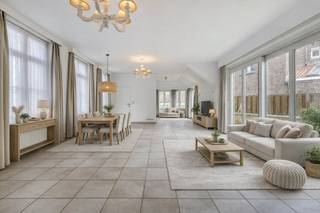 Lichtrijk gelijkvloers appartement / huis met een uitzonderlijke uitstraling gelegen op een toplocatie aan het Wijngaardplein, midden in het historische centrum van Brugge.Hier geniet u van een unieke combinatie van rust, authenticiteit en een prachtig uitzicht op enkele van de mooiste Brugse parels.Via de inkomhal, voorzien van een gastentoilet, betreedt u de ruime woon- en eetkamer. Grote raampartijen zorgen hier voor een overvloed aan natuurlijk licht en creëren een aangename, open sfeer. Aansluitend bevindt zich de volledig uitgeruste keuken.Zowel de leefruimte als de keuken geven uit op het zonnige terras met zicht op de Brugse reien, waar de charme van de stad elke dag opnieuw tot leven komt.Het appartement beschikt over twee volwaardige slaapkamers, waarbij een praktische badkamer zich centraal tussen de slaapkamers bevindt, bereikbaar via de nachtal. Dit appartement biedt niet alleen comfortabel wonen, maar vormt ook een uitzonderlijke opportuniteit voor wie wil genieten van de unieke Brugse sfeer, met een uitzicht dat blijft inspireren.Indeling (146m²):- Inkomhal- Toilet- Woonkamer - Keuken- Badkamer- Slaapkamer 1 - Slaapkamer 2- Terras (65m²)De publiciteit wordt gemaakt voor een gelijkvloers appartement maar kan ook aanzien worden als een gelijkvloerse woning. Er zijn geen syndicus kosten in dit gebouw en er is een ruim privatief terras. Dit gebouw heeft een VME van 3 eigenaars.Opmerking: De bijgevoegde AI-visualisaties dienen louter ter inspiratie. Ze houden geen rekening met technische limieten, stedenbouwkundige voorschriften of de feitelijke realisatiemogelijkheden.