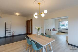 Deze gezinswoning beschikt onder andere over:- Een praktische kelder;- Op het gelijkvloers een lichtrijke leefruimte, aansluitend op een eigentijdse...