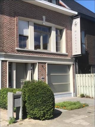 Op zoek naar een eigen werkruimte in Zwijndrecht?<br />Dan is de praktijk in de Hugo Clausstraat 54 te Zwijndrecht iets voor jou!<br /><br />De praktijk bied je een leuke<strong> ruimte </strong>die uiterst geschikt is voor <strong>psychologen, coaching, consulenten, diëtiste, voedingsdeskundigen, therapeuten</strong>,<strong>....</strong><br /><br />Er is een <strong>gemeenschappelijke wachtzaal</strong> met toilet aanwezig. Dit zit mee in de huurprijs verrekend.<br /><br /><u><strong>Kosten:</strong></u><br />Huur: 410 euro/maand<br />Kosten voor water en elektriciteit: 70 euro/maand<br /><br /><br />Deze prijzen zijn exclusief BTW.<br /><br />De huurovereenkomst wordt opgesteld via een ter beschikking stelling overeenkomst op factuur en dus niet via een huurovereenkomst.