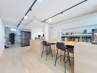 Dit moderne handelspand (102 m²) bevindt zich in de populaire Brabantdam, een Gentse winkelstraat met veel passage. Dankzij de grote raampartijen geniet het pand van optimale visibiliteit en veel lichtinval, ideaal voor commerciële doeleinden. De ligging is bovendien uitstekend: midden in een dynamische buurt met een breed aanbod aan winkels, boetieks en horeca, vormt deze locatie een echte trekpleister voor shoppers en passanten. Bekende ketens en lokale handelaars zorgen voor een aantrekkelijke mix die dagelijks veel volk aantrekt.Vlot bereikbaar met zowel het openbaar vervoer, de fiets als de auto, met voldoende parkeermogelijkheden in de nabijgelegen ondergrondse parkings Gent Zuid en Kouter.Perfect voor ondernemers die op zoek zijn naar een strategische locatie met maximale visibiliteit en passage!Oppervlakte:Handelsruimte (gelijkvloers): 102 m²Mezzanine: 39 m²Specificaties:- LED-verlichting- Vitrinebreedte: ca. 6 m- Instapklaar- Geavanceerd verlichtingssysteem- Warmtepomp (verwarming en koeling)- Sanitair met lavabo- Aparte tellers- Houten vloerBeschikbaarheid:Onmiddellijk beschikbaar.Hebt u interesse in dit handelspand te huur in het centrum van Gent? Neem zeker contact op via 09 245 35 35 of business.gent@dewaele.com