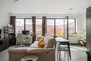 <p><span>Vilvoorde : Dans la résidence « t Sas », récemment construite, vous trouverez cet appartement situé au troisième et dernier étage d'un immeuble moderne équipé d'un ascenseur. Il se compose d'un agréable espace de vie lumineux avec une cuisine ouverte entièrement équipée, d'une terrasse conviviale, d'une chambre et d'une chambre pour bébé ou d'un bureau, d'une salle de bains avec douche à l'italienne, de toilettes séparées et d'un débarras avec branchement pour lave-linge.</span></p><p><span>Grâce à l'utilisation de matériaux intemporels dans des tons neutres, l'appartement présente un aspect frais et jeune. Il est loué avec une place de parking attitrée dans le garage commun (incluse dans le prix).</span></p><p><span>Cette résidence fait partie du projet « 4 Fonteinen » qui offre de nombreux avantages et équipements à ses résidents. À proximité se trouvent un hypermarché et une nouvelle école, et un sentier pédestre longeant la Senne vous permet de rejoindre facilement le centre-ville. Il existe également un pont piétonnier et cyclable qui vous mène directement de l'autre côté du canal, vers le domaine Drie Fonteinen et ses installations sportives.</span></p><p><span>Disponible à partir du 01/12/2026.</span></p><p><span>Charges des parties communes et de l'ascenseur : 100 /mois</span></p><p><span> </span></p>