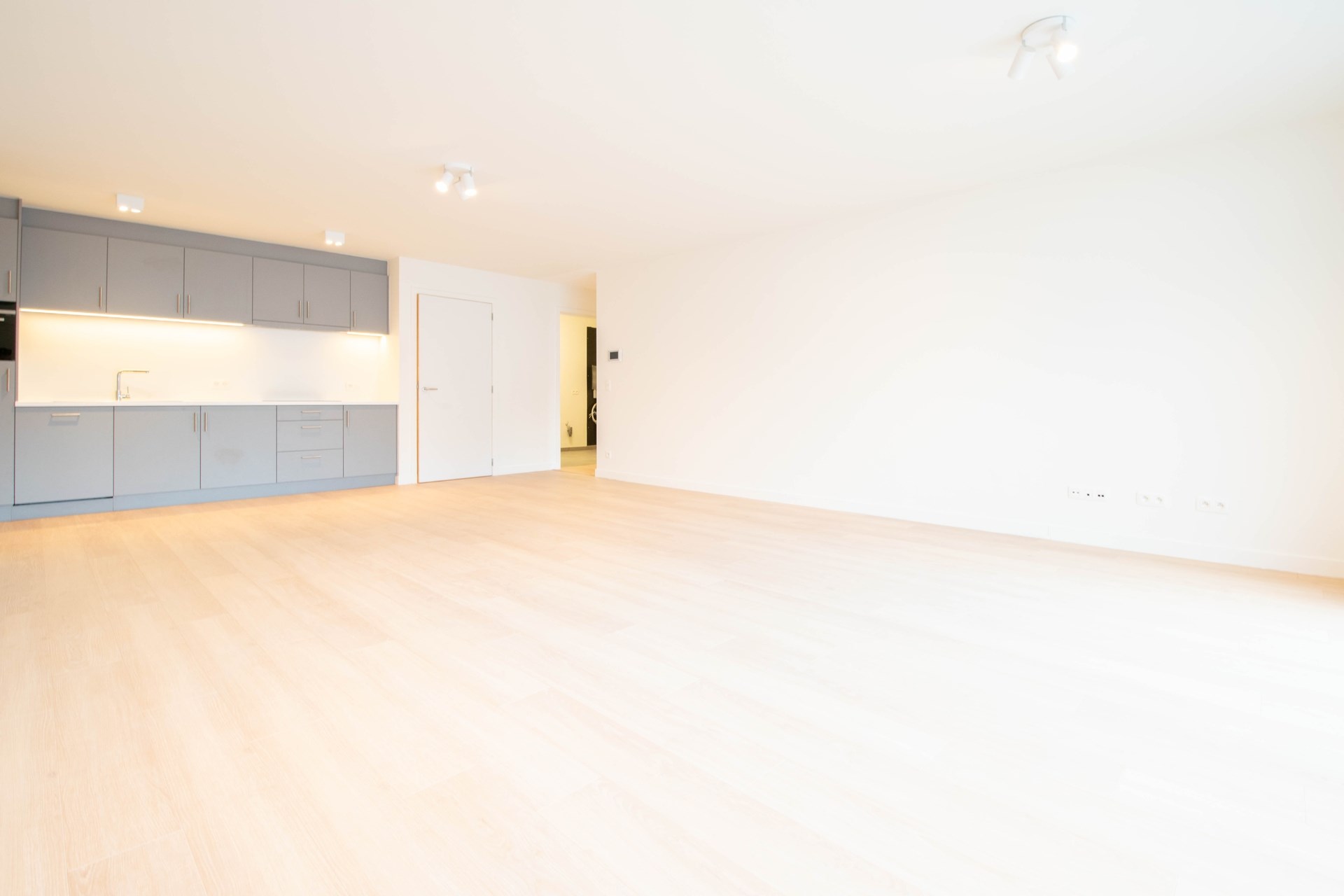 Ruim appartement met 1 slaapkamer en autostaanplaats in het hartje Sint-Niklaas ! - foto 5