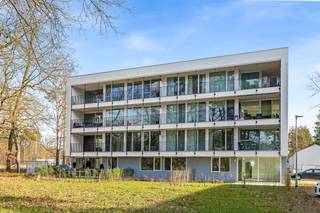 <p>In de Residentiewijk bieden wij u 28 luxe appartementen verdeeld over twee woonblokken gesitueerd in een oase van rust.<br /><br />Deze comfortabele appartementen beschikken over een degelijke leefruimte met open keuken, drie slaapkamers en een ruim terras met zicht op het water en het groen en een aparte autostaanplaats naast het gebouw.<br /><br />De gelijkvloerse appartementen hebben twee slaapkamers, een terras met privatief tuintje en een autostaanplaats.<br /><br />Het warmtenet (fossielvrij) en de ingrijpende energetische renovatie garanderen duurzaam wonen met 100% hernieuwbare groene energie. <br /><br />Droomt u ervan om te wonen in het groen, en wil u genieten van rust en de natuur? Bent u sportief aangelegd en houdt u van wandelen of fietsen, tennis, padel, golf, …<br /><br />Neem vandaag vrijblijvend contact voor een verkennend gesprek.</p>