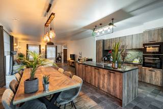 <p>Energiezuinige, hedendaagse gezinswoning met 4 slaapkamers (bouwjaar 2022), gelegen tegenover natuurgebied<br /><br />INDELING<br /><br />Gelijkvloers<br />De inkomhal (9m²), met vestiaireruimte en gastentoilet, geeft toegang tot de grote en lichtrijke leefruimte (65m²) met daarin een volledig geïnstalleerde open keuken (met vaatwasser, oven en microgolfoven, keramische kookplaat en koelkast).<br />Aansluitend is er een wasplaats/ berging met extra spoelbak (11m²).<br />Verder is er een achterinkom (4m²) van waaruit de tuin bereikbaar is. <br /><br /><br />Verdieping<br />Hier bevinden zich 3 slaapkamers (22m² - 16m² - 16m²), een apart toilet en een badkamer (17m²), ingericht met douche en lavabomeubel.<br /><br />Kelder/Zolder<br />De woonst heeft een kruipkelder..<br />De bovenste verdieping is bereikbaar via een vaste trap. Hier is nog een ruime slaapkamer (24m²) met maatkasten, een berging (8m²) en een technische ruimte.<br /><br />Tuin<br />De tuin is volledig omheind en wordt afgesloten d.m.v een automatische poort.<br />De ruime oprijlaan biedt veel extra parkeerplaats en leidt naar de garage waar plaats is voor 2 wagens. Hier is ook een carport.<br /><br /></p>
<p>BIJZONDERHEDEN<br />- EPC 41 kWh/m² jaar (label A)<br />- vrijstelling OV nog van toepassing (BEN-woning)<br />- 16 zonnepanelen<br />- ventilatie D<br />- elektriciteit conform AREI<br />- elektrische rolluiken<br />- vliegenramen<br />- zonneluifel<br />- vloerverwarming<br /><br />POSITIEVE ASPECTEN<br />- zeer ruime woning <br />- energiezuinig<br />- gelegen tegenover natuurgebied<br />- tijdloze woningstijl</p>