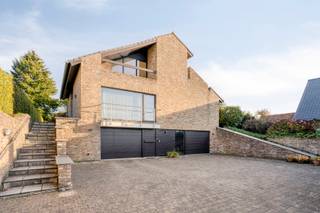 Deze ruime en veelzijdige villa gelegen langs de N285 Asse – Edingen, nabij de E40 te Ternat, combineert een uitstekende bereikbaarheid met royale ruimtes en tal van mogelijkheden.
De riante inkomhal geeft toegang tot de voormalige dokterspraktijk met apart toilet, wachtkamer, onderzoekskamer en bureauruimte. Ideaal voor een vrij beroep of zelfstandige activiteit!
De lichtrijke leefruimte biedt een prachtig zicht op de tuin en sluit aan op de volledig geïnstalleerde keuken met praktische berging/wasplaats. Verder omvat het gelijkvloers een hal met apart toilet en vestiaire en een ruime slaapkamer met aansluitende badkamer.
Op de verdieping bevinden zich een overloop met terras, een afgewerkte slaapkamer van 31m² en een polyvalente ruimte van 61m², met mogelijkheid tot het creëren van twee extra slaapkamers en een douchekamer.
De kelderverdieping omvat twee kelderruimtes en twee ruime garages, elk voor één wagen.
Buiten geniet u van een idyllische, volledig aangelegde tuin met zuidoostelijke oriëntatie, waar optimale privacy en een oase van rust centraal staan.
Extra troeven van deze woning: Solide constructie | EPC: C | 40 zonnepanelen | ruime parkeergelegenheid voor meerdere wagens.
Een unieke eigendom met uitzonderlijk veel ruimte en mogelijkheden, ideaal voor wie comfortabel wonen wil combineren met een professionele activiteit aan huis!
Meer info of een bezoek? eva@immoaccenta.be - 0476/56.13.82