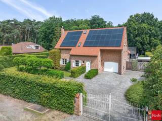<p>Een charmante, energiezuinige villa met zwembad en indrukwekkend houten poolhouse in het groen van Zoersel</p>
<p>In een rustige, doodlopende straat in Zoersel, verscholen tussen het groen, bevindt zich deze bijzonder charmante woning die uitblinkt in ruimte, licht, comfort en privacy. Dankzij de uitstekende ligging geniet u hier van absolute rust en een groene omgeving, terwijl het centrum, scholen en alle voorzieningen vlot bereikbaar blijven.</p>
<p>Bij het betreden van de woning wordt u meteen omarmd door een warme en uitnodigende sfeer. Een lichte inkomhal met gastentoilet en vestiarekast verwelkomt u in deze charmante woning. De ruime leefruimtes genieten dankzij de grote raampartijen van een overvloed aan natuurlijk licht en staan in directe verbinding met de prachtig aangelegde tuin met zwembad en meerdere terrassen. De combinatie van hoogwaardige materialen, warme accenten en een doordachte indeling zorgt voor een bijzonder aangename woonbeleving.</p>
<p>De woonkamer vormt samen met de eetruimte het hart van de woning en beschikt over een sfeervolle gashaard, die zorgt voor extra warmte en gezelligheid tijdens de koudere maanden. De volledig ingerichte keuken sluit hier harmonieus op aan en biedt alle comfort voor dagelijks gebruik en gezellige momenten met familie en vrienden.</p>
<p>Een elegante houten trap met een prachtige vide leidt u naar de eerste verdieping waar de slaapkamers zich bevinden. De woning beschikt over een ruime mastersuite met een royale dressing en een stijlvolle badkamer, waardoor een echte privé-oase ontstaat. Daarnaast zijn er drie zeer ruime kinderkamers. Eén van deze kamers geniet dankzij de rechtstreekse verbinding met een volledig ingerichte zolderverdieping over een unieke extra ruimte, ingericht als een echte droomstudio voor elk kind. De kinderen beschikken bovendien over een aparte, ruime badkamer, uitgerust met een bad, inloopdouche, lavabo en toilet.</p>
<p>Verder beschikt de woning over een ruime waskamer, een praktische garage voor één wagen en een carport, waardoor ook op praktisch vlak aan alle comfort werd gedacht.</p>
<p>De zonnige, volwassen tuin met zwembad biedt volledige privacy en vormt de ideale setting voor lange zomeravonden, gezellige diners of ontspannen momenten met familie en vrienden.</p>
<p>Een absolute blikvanger van deze eigendom is het indrukwekkende houten poolhouse in de tuin. Dit stijlvolle bijgebouw vormt een volwaardige tweede leefruimte en is uitgerust met een gezellige zitruimte met kachel, een sfeervolle bar, een aparte bureauruimte, een sauna, douche en toilet. Hierdoor biedt het poolhouse een uitzonderlijke flexibiliteit: van ontspannings- en wellnessruimte tot volwaardige werk- of gastensuite. In combinatie met het zwembad, de zonnige terrassen en het omliggende groen ontstaat hier een unieke buitenbeleving met een permanent vakantiegevoel in eigen tuin.</p>
<p>Ook op vlak van energiezuinigheid scoort deze woning uitstekend dankzij de talrijke zonnepanelen, goed voor een gunstig EPC-label B, waardoor hedendaags comfort perfect gecombineerd wordt met duurzaam wonen.</p>
<p><strong>Bijzonderheden</strong></p>
<ul>
<li>Zee van ruimte en uitzonderlijke lichtinval</li>
<li>Prachtig aangelegde tuin met zwembad</li>
<li>Imposant houten poolhouse met wellness- en leeffaciliteiten</li>
<li>Energiezuinig wonen met EPC-label B</li>
<li>Aanzienlijke zonnepaneleninstallatie (PV)</li>
<li>Asbestvrij</li>
</ul>
<p>Kortom: een uitzonderlijk charmante en energiezuinige villa waar ruimte, licht, natuur en luxe buitenbeleving samenkomen. Een unieke thuis voor wie op zoek is naar rust, privacy en een hoogwaardige woonomgeving in het groene Zoersel.<br /><br />Voor meer informatie of bezoek aan deze gezellige woning neem contact met Sigalit via sigalit@reds.be of op 0475668474</p>