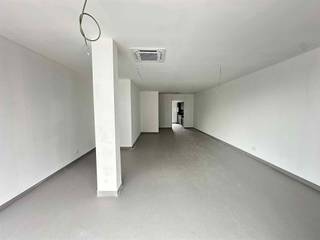 Deze volledig gerenoveerde gelijkvloerse handelsruimte is onmiddellijk beschikbaar en biedt dankzij het nieuwe aluminium raamwerk,...