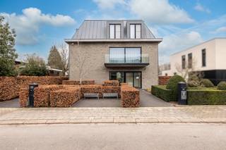 GELIJKVLOERSE PRAKTIJKRUIMTE MET FUNCTIONELE INDELINGDeze gelijkvloerse praktijkruimte is momenteel in gebruik als orthodontiepraktijk. Dankzij de...