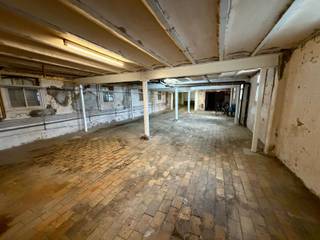 Magazijn/ 4 staanplaatsen te koop van 132m² (17m op 7,8m) * automatische poort (1,8m hoog - 2,2m breed) * grens Moorslede - Zonnebeke * elektriciteit...