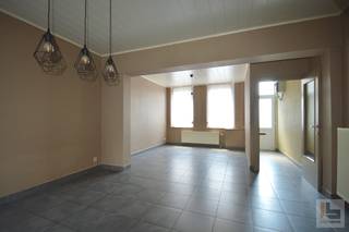 Vastgoedopportuniteit !! Bent u op zoek naar een gehele eigendom met tuin, garage, uitweg en die tevens instapklaar is? Aarzel dan niet om een...