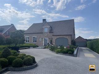 Uitzonderlijke villa met 4 slaapkamers en zeer ruime tuin op gunstige locatie* Energiezuinig (EPC-label: B)* Asbestveilig Deze uitzonderlijke villa...