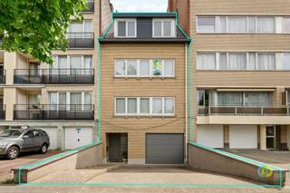 Gelegen te Neder-over-Heembeek vindt u dit veelzijdige opbrengsteigendom, momenteel opgedeeld in drie appartementen waarvan er twee vergund...