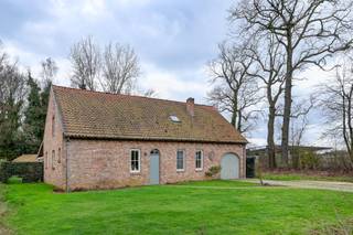 Op het einde van de Laarstraat te Viversel vinden we dit charmant, gezellig huis terug.Op het gelijkvloers is er een lichtrijke leefruimte met bureau...