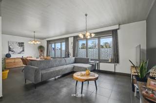 In het centrum van Stekene bevindt zich deze gerenoveerde kangoeroewoning met 4 slaapkamers, garage en gezellige tuin. Dankzij de doordachte...